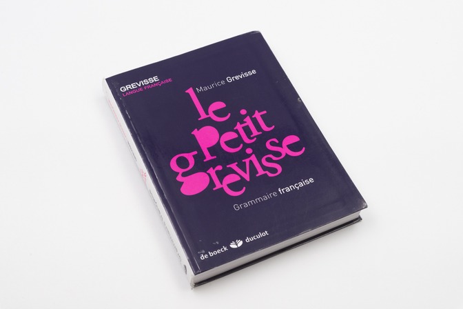 Dictionnaire Grevisse appartenant Ellèa Bouillet, élève de rhéto ayant participé au projet : « Donc le principe c’est que pour moi la colonisation ça s’impose déjà par la langue ». Cet objet nous rappelle comment la langue et la culture belge ont été imposées au Congo. Photo © Alain Breyer