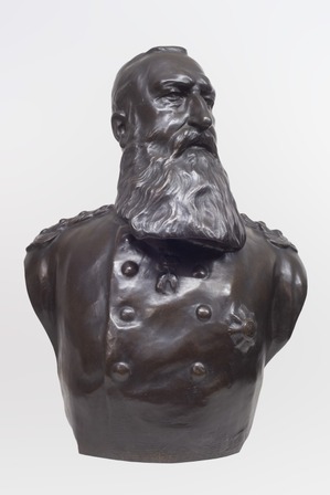 Thomas Vinçotte, Buste de Léopold II (copie), 1955, bronze, 78x63x46cm, Collection UMONS. Ce buste de Léopold II a été offert à la Faculté d’Économie et de Gestion de l’Institut Warocqué par d’anciens diplômés travaillant au Congo belge. Il était placé depuis une vingtaine d’années dans une salle de l’UMons accessible aux étudiants. En 2020, la pétition d’une étudiante demandant son retrait rassemble près de 2.500 signataires. À la suite de cette pétition, l’UMons décide de le déplacer dans les réserves des Musées de l’Université.