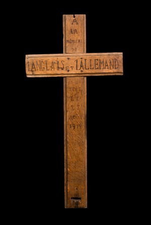 Crucifix réalisé par un civil montois pour la tombe d’un britannique et d’un allemand tombés lors de la bataille de Mons du 23 août 1914.  Symbole fort en ce début de guerre : ennemis dans la vie, réunis dans la mort.  Photographie de Rino Noviello. Collection du Mons Memorial Museum, Propriété de la Ville de Mons.