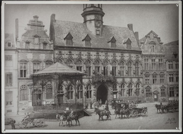 Les troupes allemandes traversant la Grand’Place de Mons le 24 août 1914.  Collection du Mons Memorial Museum, Propriété de la Ville de Mons.