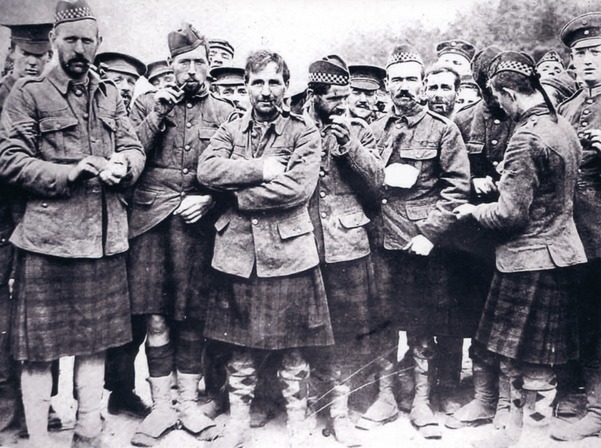 Prisonniers britanniques capturés lors de la bataille de Mons et internés dans le camp de Döberitz, proche de Berlin.  Collection du Mons Memorial Museum, Propriété de la Ville de Mons.