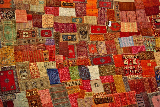 TAPIS À MARRAKECH, MAROC Comme l’Égypte, la Tunisie et l’Algérie, le Maroc est un important centre de production de tapis. Ceux-ci sont traditionnellement tissés en laine, symbole de protection et de bonheur, éventuellement associée à de la soie, du coton et parfois du poil de chameau ou de chèvre. Les couleurs et les motifs sont caractéristiques des régions de fabrication, et c’est dans le Haut Atlas, au pied duquel se trouve Marrakech, que les tons sont les plus chauds. Essentiellement féminine, la main-d’œuvre compte aussi des enfants : près de 130 000 jeunes Marocains entre 7 et 17 ans sont contraints de travailler et privés d’accès à l’éducation. Cette question a été déclarée lutte nationale dans ce pays où l’âge légal pour travailler est de 15 ans – celui-ci ne s’applique pas aux travaux domestiques, artisanaux ou agricoles. Dans le monde, 218 millions d’enfants âgés de 5 à 17 ans travaillent, dont plus de 153 millions illégalement et près de 73 millions dans des conditions dangereuses. 47 % d’entre eux sont exploités en Afrique, 41 % en Asie et 7 % en Amérique latine. En 1992, l’Organisation internationale du travail (OIT) a créé le Programme international pour l’abolition du travail des enfants, qui mène notamment des actions dirigées vers les employeurs. Encore rares, des labels apparaissent sur certains produits, garantissant au consommateur que son achat n’a pas été confectionné par de trop jeunes mains. L’Objectif de Développement Durable 8 sur le travail décent prévoit l’interdiction du travail des enfants partout dans le monde en 2025.