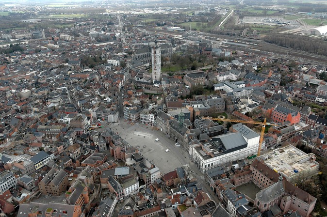 Vue aérienne de la Ville de Mons, au centre le beffroi