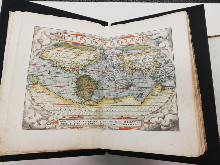 Theatrum orbis terrarum, Abraham Ortelius, Anvers : A.C. Van Diest, 1574, livre imprimé. Collection Chanoine Puissant, propriété de la Ville de Mons, en dépôt à l’Université de Mons