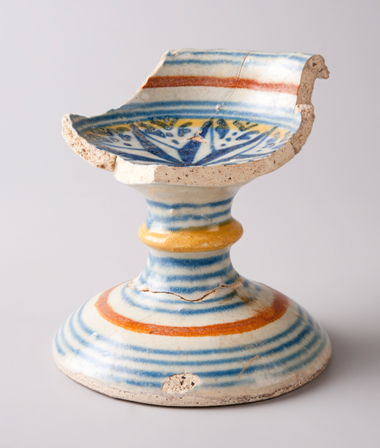 Salière, 16ème -17ème siècle, découverte à Mons, rue Jean Lescarts, produite à Anvers?, faïence, majolique d’Anvers. Collection de l’Agence wallonne du Patrimoine.