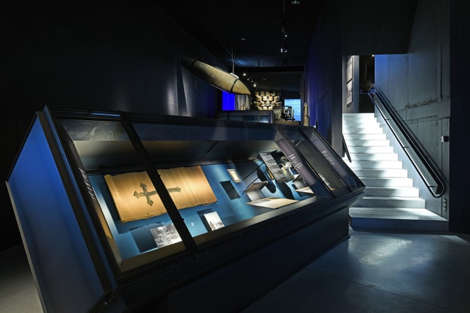Vitrines d'objets du Mons Memorial Museum - © Serge Brison